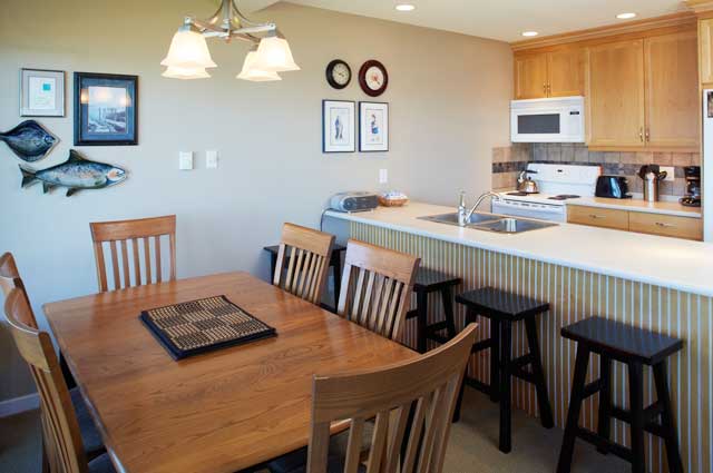 Dining Room - Two Bedroom Accommodation - Madrona Resort Parksville BC Dining Room - Two Bedroom Accommodation - Madrona Resort Parksville BC
